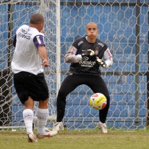Ronaldo e o goleiro Júlio César, do Corinthians, durante treino no Parque Sao Jorge em 2010 - Adriano Vizoni/Folha Imagem