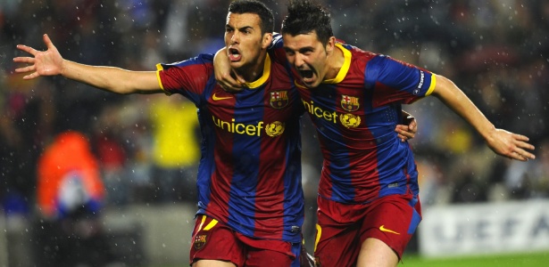 Pedro comemora com David Villa após marcar para o Barcelona contra o Real - Siu Wu/AFP