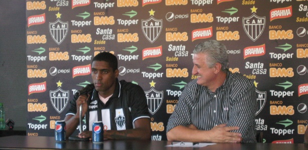 Jônatas Obina, novo atacanteatleticano, é apresentado pelo diretor Eduardo Maluf - Bernardo Lacerda/UOL Esporte