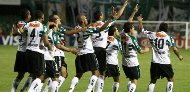 Jogadores do Coritiba comemoram gol sobre Palmeiras, na 24ª vitória seguida em 2011 - GERALDO BUBNIAK/FOTOARENA/AE