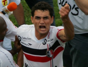 Gilberto em ao pelo Santa Cruz; atacante voltou atrs no acerto com o Corinthians e vai para o Inter
