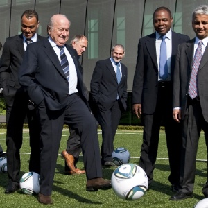 Joseph Blatter brinca com bola ao lado de Cafu durante encontro de novo conselho criado pela Fifa - Fabrice Coffrini/AFP