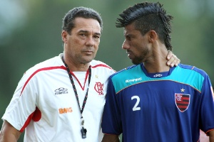 Flamengo vence batalha e dribla mal-estar com torcida por Léo Moura