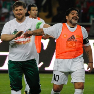 Maradona e Kadyrov foram adversários em amistoso que inaugurou estádio em Grozny - Eduard Korniyenko/Reuters