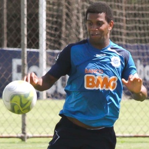 Zagueiro Gil, que era titular do Cruzeiro, viaja nesta quinta-feira para assinar contrato com Valenciennes - Washington Alves/Vipcomm