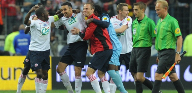 Jogadores do Lille comemoram o título da Copa da França após vitória sobre o PSG - Franck Fife/AFP