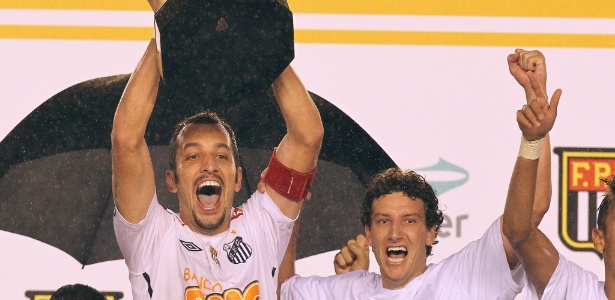 Edu Dracena já conquistou quatro títulos em dois anos com a camisa do Santos - Flavio Florido/UOL