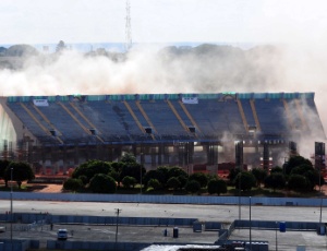 Implosão do estádio Mané Garrincha; construção de hoteis perto do local foi barrada pela Justiça