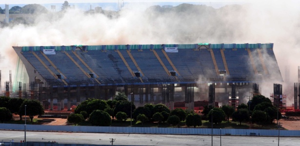 Implosão do estádio Mané Garrincha, em Brasília, falha e estrutura continua de pé - ED ALVES/NEWS FREE/AE