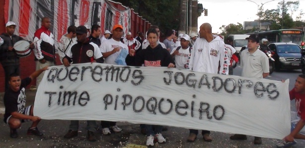 Torcida chamou atletas de "pipoqueiros", xingou Juvenal e pede saída de técnico  - Bruno Thadeu/UOL