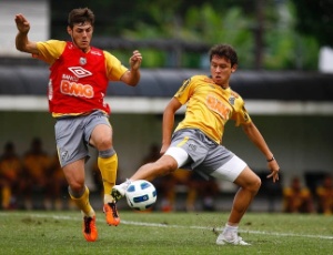 Keirrison disputa a bola com jogador do time juniores do Santos em coletivo nesta quinta