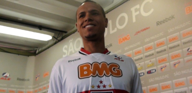 Luis Fabiano exibe logomarca da Ale, que estampará na camisa e calção - Bruno Thadeu/UOL