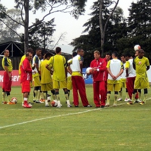 Waldemar Lemos orienta elenco do Náutico antes da estreia na Série B, neste sábado, contra a Lusa - Divulgação/Náutico