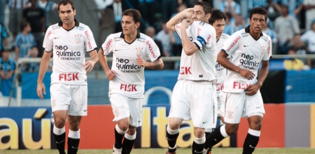 Chicão comemora ao marcar para o Corinthians contra o Grêmio no Olímpico  - Agência Freelancer