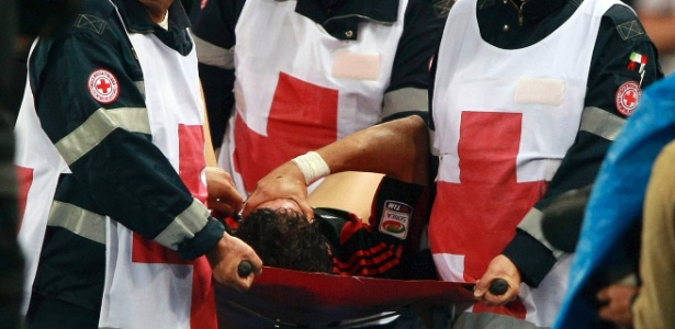 Pato sofre lesão e sai do gramado de maca no empate do Milan contra a Udinese - Franco Debernardi/AP