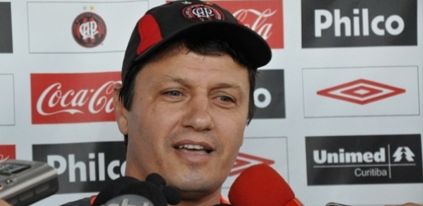 Adilson Batista fechou contrato com o São Paulo até o final da temporada - Divulgação/ Atlético-PR