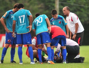 Negueba foi agredido por Willians no treinamento de quarta-feira, mas já treinou nesta quinta