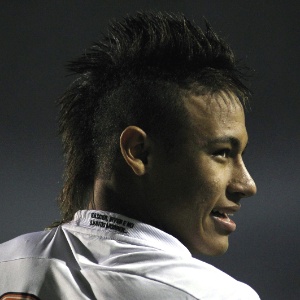 Neymar é alvo de interesse do futebol inglês - Nelson Almeida/AFP