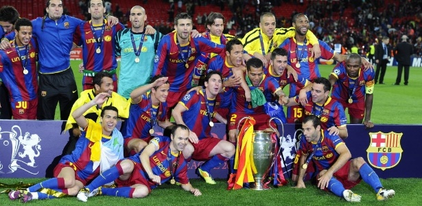 Jogadores do Barcelona posam com a taça depois de vencerem o Manchester - AP PHOTO / CARL DE SOUZA