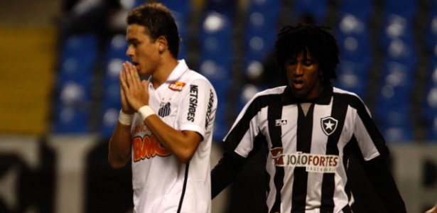 Keirrison lamenta chance perdida em jogo do Santos contra o Botafogo - Marcelo de Jesus/UOL Esporte