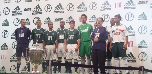Jogadores e Oberdan Cattani participam de lançamento das camisas do Palmeiras - Paula Almeida/UOL