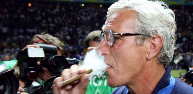Marcello Lippi, ex-técnico da Itália, fuma charuto após a conquista da Copa de 2006 - Odd Andersen/Reuters