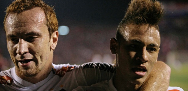 Zé Eduardo e Neymar comemoram a classificação à final da Libertadores 2011 - REUTERS/Cristian Adorno