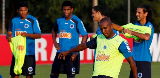 Gilberto, observado por companheiros, durante treino do Cruzeiro, na Toca da Raposa II - Washington Alves/Vipcomm