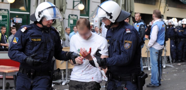 Polícia austríaca leva torcedor para a delegacia após atos de vandalismo e confronto em Viena. O fato deu-se antes da partida válida pelas eliminatórias da Euro 2012 - HERBERT P. OCZERET/EFE
