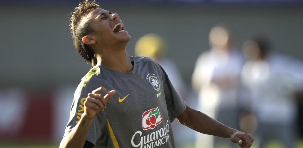 Neymar encara a Holanda pressionado pelo bom momento no futebol brasileiro - Ricardo Moraes/Reuters