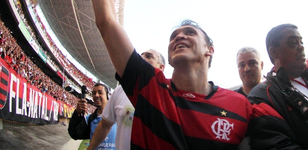 Petkovic dá volta olímpica no seu "adeus" do futebol em jogo do Flamengo - Mauricio Val/Vipcomm