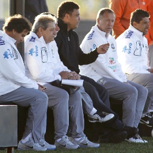 Ronaldo (c) acompanha treino da seleção brasileira no CT corintiano junto com a comissão técnica - AFP PHOTO / Nelson ALMEIDA