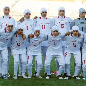 Jogadoras chegaram a posar para foto contra a Jordânia, mas foram banidas por uso de véu - Ali Jarekji/Reuters