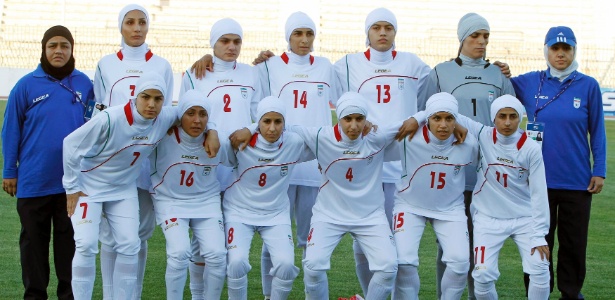 Dirigente árabe argumenta que véu traria milhões de mulheres ao futebol - Ali Jarekji/Reuters