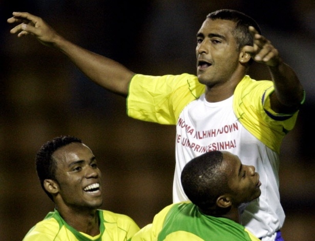 Romário é saudado por Robinho e Carlos Alberto no jogo de despedida pela seleção em 2005 - REUTERS/Paulo Whitaker