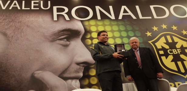 Ronaldo ganha relógio exclusivo da CBF em homenagem - Mowa Press