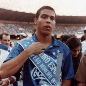 Faixa de campeão invicto do Mineiro em 94 estampa o peito de Ronaldinho - Beto Novaes/Jornal Hoje em Dia