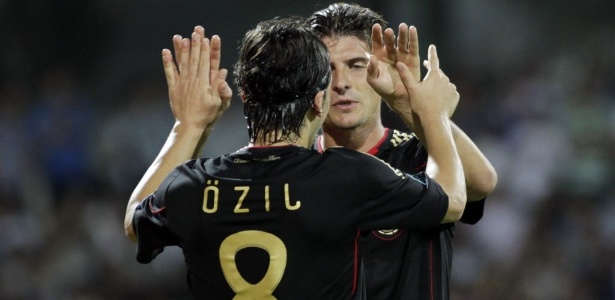 Özil e Gomez comemoram um dos gols da vitória alemã sobre Azerbaijão - David Mdzinarishvili/Reuters