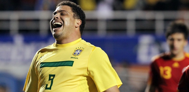 Ronaldo sorri depois de perder gol feito na sua despedida da seleção brasileira - Flávio Florido/UOL