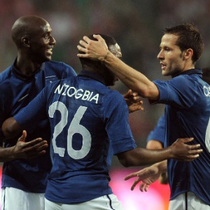 Franceses comemoram gol contra após o chute de N"Zogbia, em amistoso disputado em Varsóvia  - Franck Fife/AFP Photo