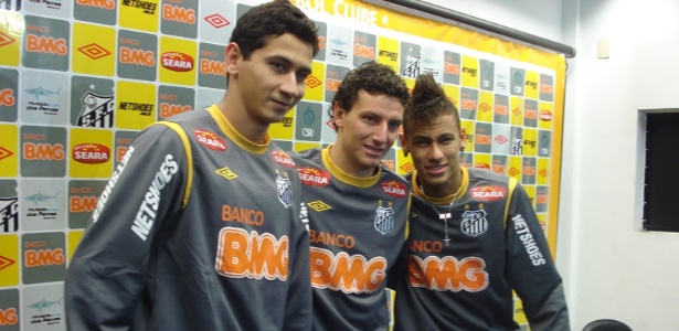 Os três convocados, Ganso, Elano e Neymar posaram para foto no CT Rei Pelé - João Henrique (UOL Esporte)