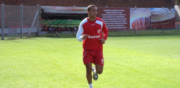 Lateral-direito Alisson chegou ao Inter em junho de 2011 com quatro anos de contrato