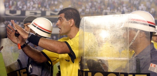 Cleber Abade deixa o campo escoltado após clássico Santos x Corinthians em 2005 - Fernando Santos/Folhapress