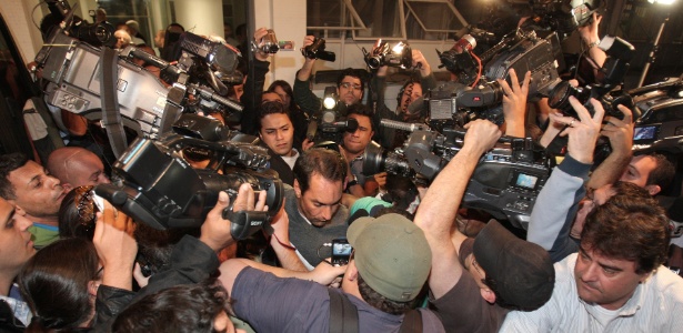 Edmundo foi cercado por jornalistas na saída da delegacia em São Paulo nesta quinta  - Rodrigo Paiva/UOL