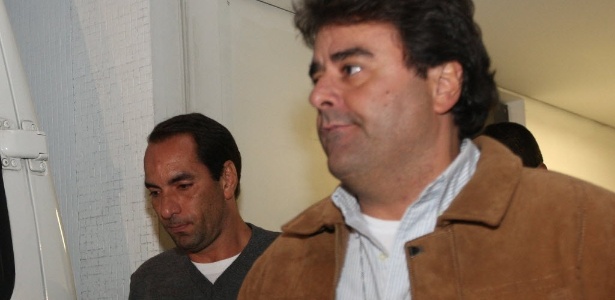 Ao lado de delegado, Edmundo é levado ao IML para fazer exame de corpo de delito - Zanone Fraissat/Folhapress