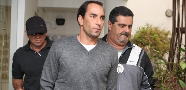 Edmundo é encaminhado para cela onde aguarda a transferência para o Rio de Janeiro - Zanone Fraissat/Folhapress