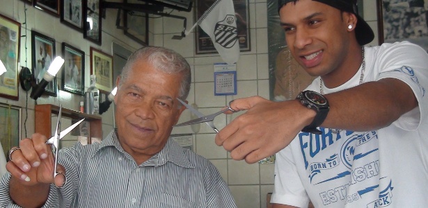 Didi (esq.), barbeiro de Pelé, encontra Cosme, responsável pelo moicano de Neymar - Bruno Freitas/UOL Esporte