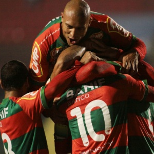 Jogadores da Portuguesa comemoram um dos cinco gols da goleada de 5 a 0 sobre o Bragantino - Rodrigo Coca/AE