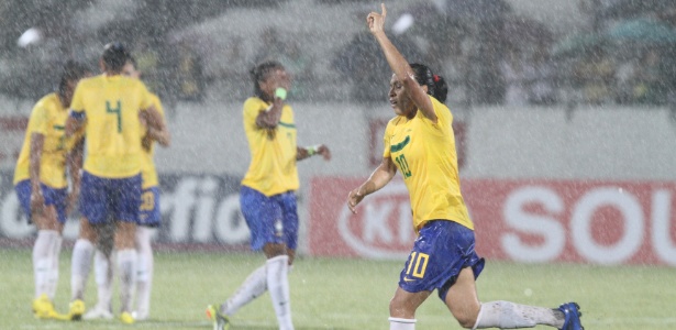 Marta comemora um dos gols marcados na vitória contra a seleção de Pernambuco - Guga Matos/JC Imagem/AE