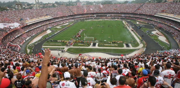 Torcida do São Paulo faz a festa no estádio, que não acolhe mais os rivais - Almeida Rocha/Folha Imagem